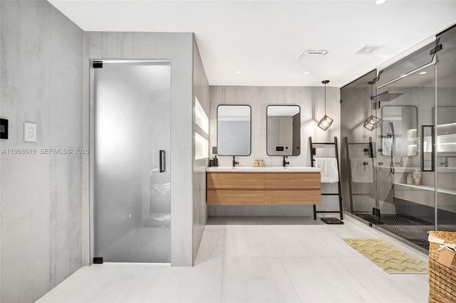 1977 S Oak Haven Cir, Miami, FL 33179