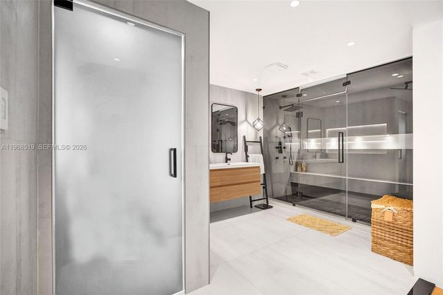 1977 S Oak Haven Cir, Miami, FL 33179