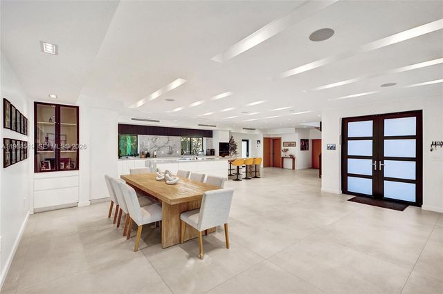 1977 S Oak Haven Cir, Miami, FL 33179