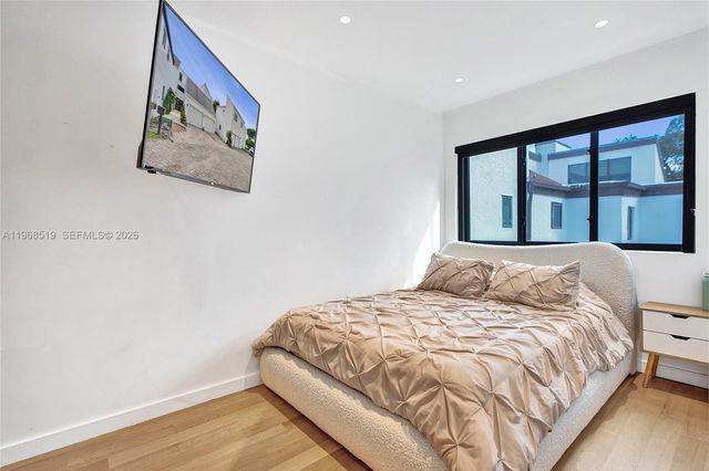 1977 S Oak Haven Cir, Miami, FL 33179