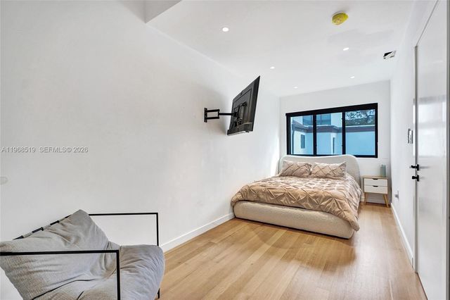 1977 S Oak Haven Cir, Miami, FL 33179