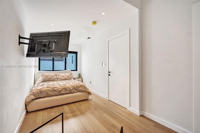 1977 S Oak Haven Cir, Miami, FL 33179