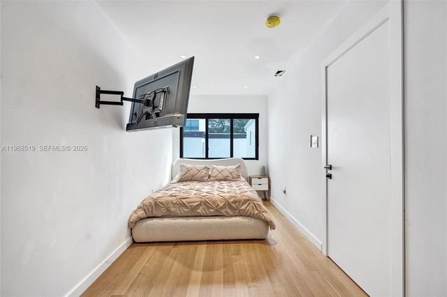 1977 S Oak Haven Cir, Miami, FL 33179