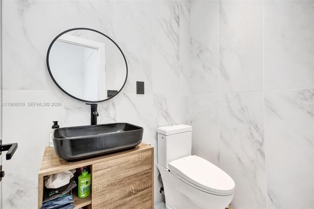 1977 S Oak Haven Cir, Miami, FL 33179