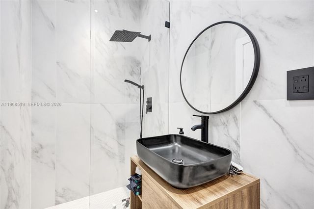 1977 S Oak Haven Cir, Miami, FL 33179