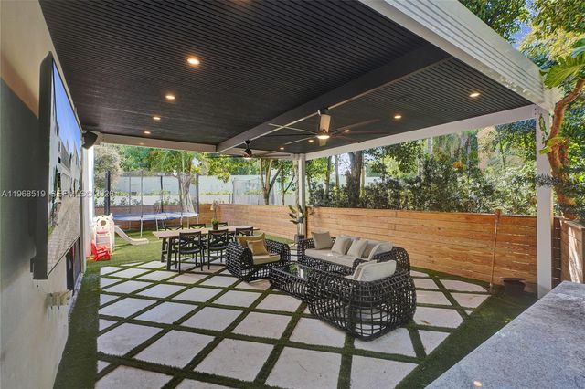 1977 S Oak Haven Cir, Miami, FL 33179