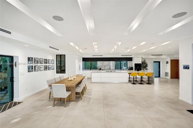 1977 S Oak Haven Cir, Miami, FL 33179