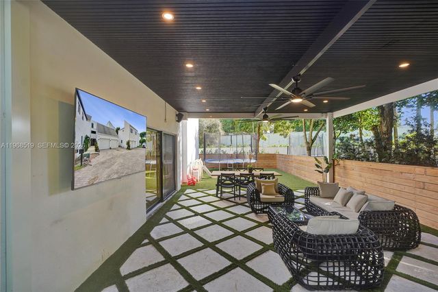 1977 S Oak Haven Cir, Miami, FL 33179