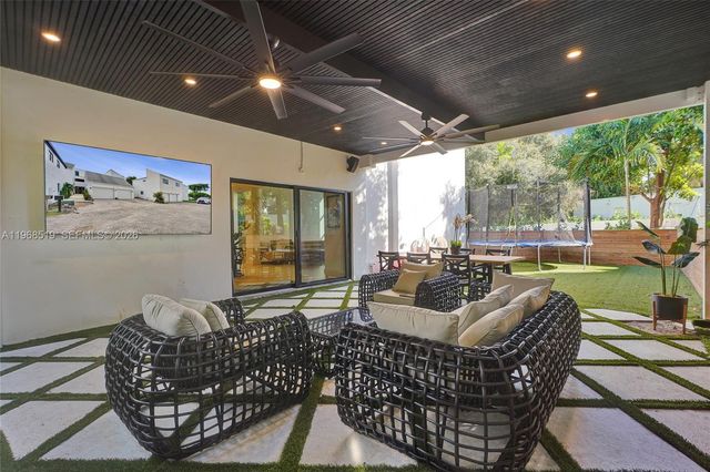 1977 S Oak Haven Cir, Miami, FL 33179