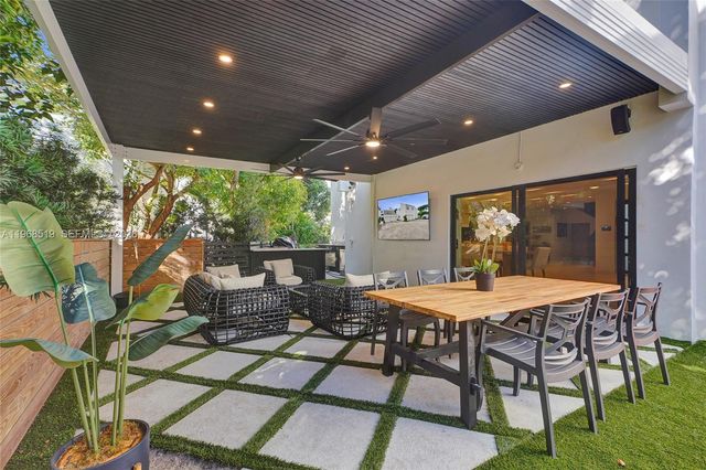 1977 S Oak Haven Cir, Miami, FL 33179