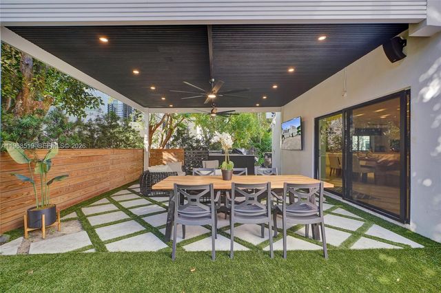 1977 S Oak Haven Cir, Miami, FL 33179