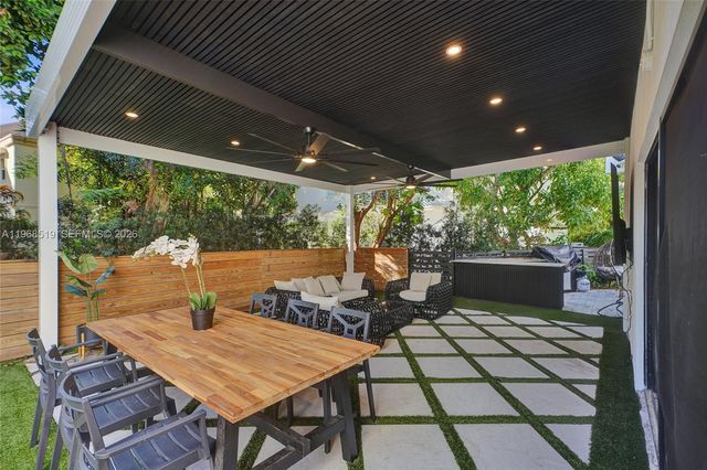 1977 S Oak Haven Cir, Miami, FL 33179