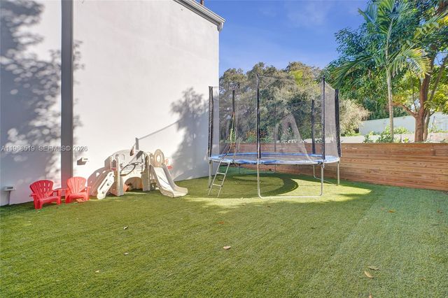 1977 S Oak Haven Cir, Miami, FL 33179