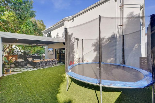 1977 S Oak Haven Cir, Miami, FL 33179