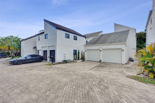 1977 S Oak Haven Cir, Miami, FL 33179