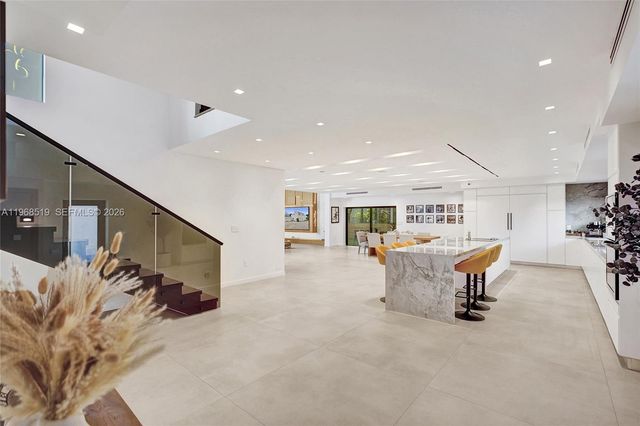 1977 S Oak Haven Cir, Miami, FL 33179