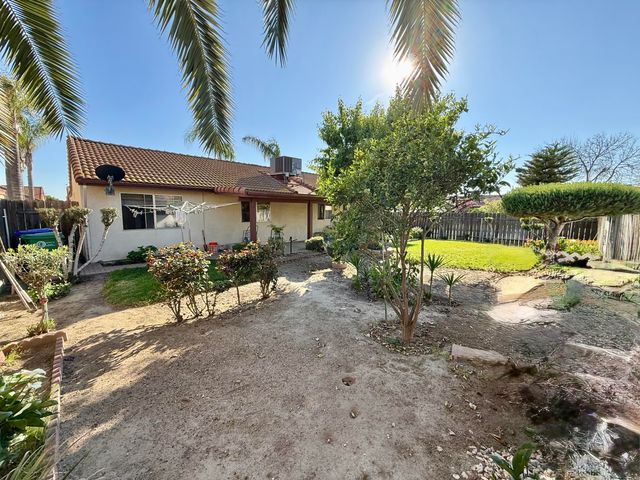 550 Black Oak Avenue, Porterville, CA 93257