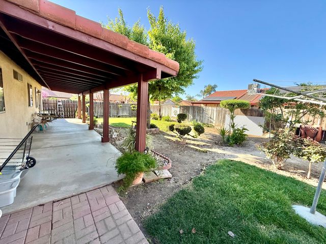 550 Black Oak Avenue, Porterville, CA 93257