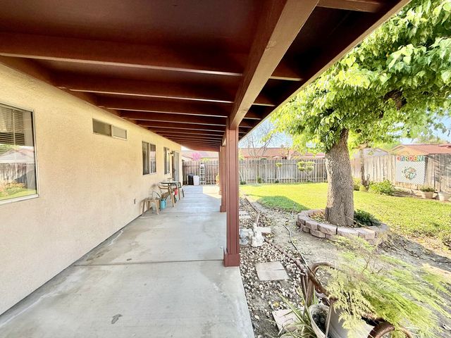 550 Black Oak Avenue, Porterville, CA 93257