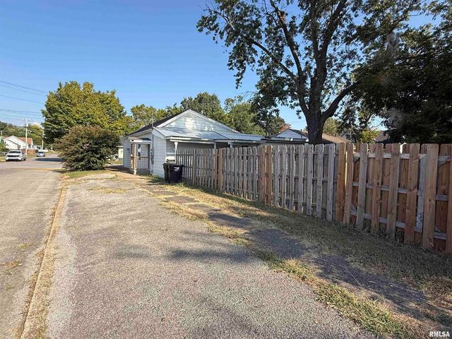 1100 CATHERINE Street, Metropolis, IL 62960