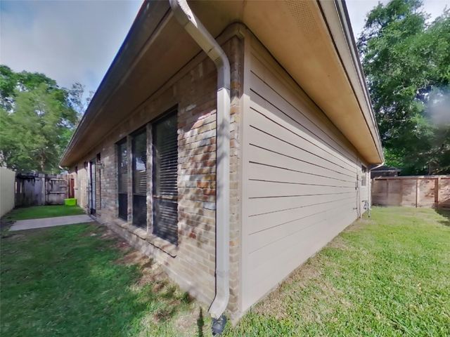 535 Shady Brook Drive, Stafford, TX 77477