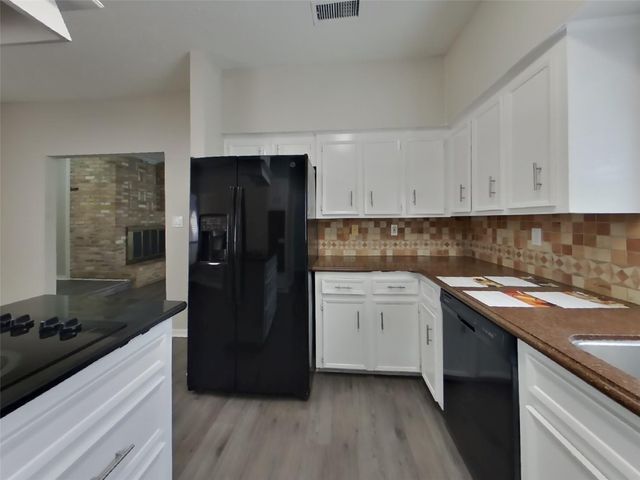 535 Shady Brook Drive, Stafford, TX 77477