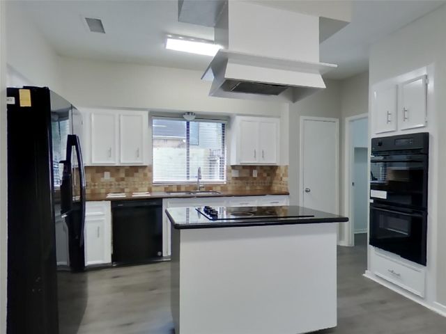 535 Shady Brook Drive, Stafford, TX 77477