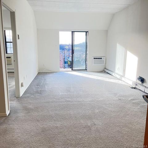 66-07 242nd Street 13E, Douglaston, NY 11362