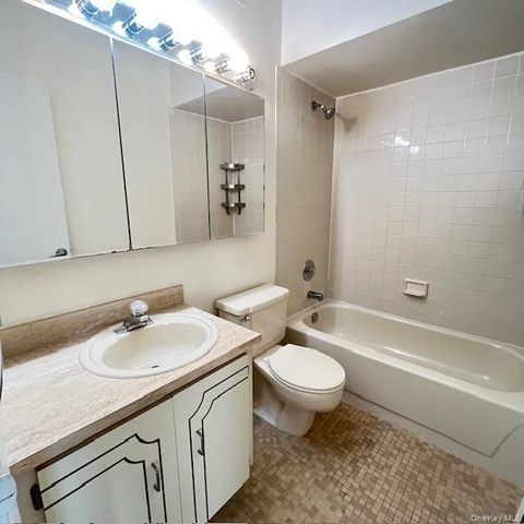 66-07 242nd Street 13E, Douglaston, NY 11362