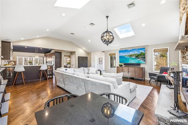 19 Ivy Place, Upper Saddle River, NJ 07458