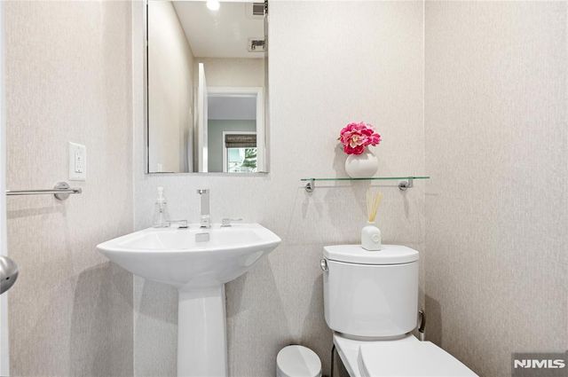 19 Ivy Place, Upper Saddle River, NJ 07458