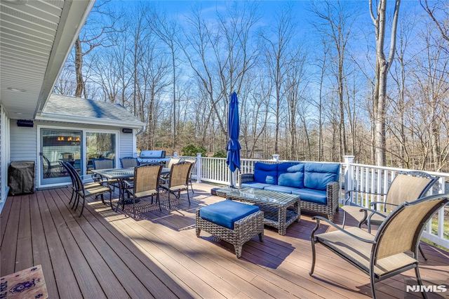 19 Ivy Place, Upper Saddle River, NJ 07458