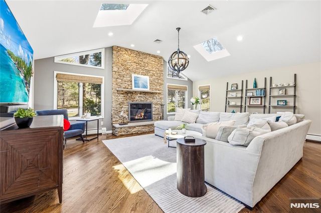 19 Ivy Place, Upper Saddle River, NJ 07458