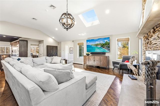 19 Ivy Place, Upper Saddle River, NJ 07458