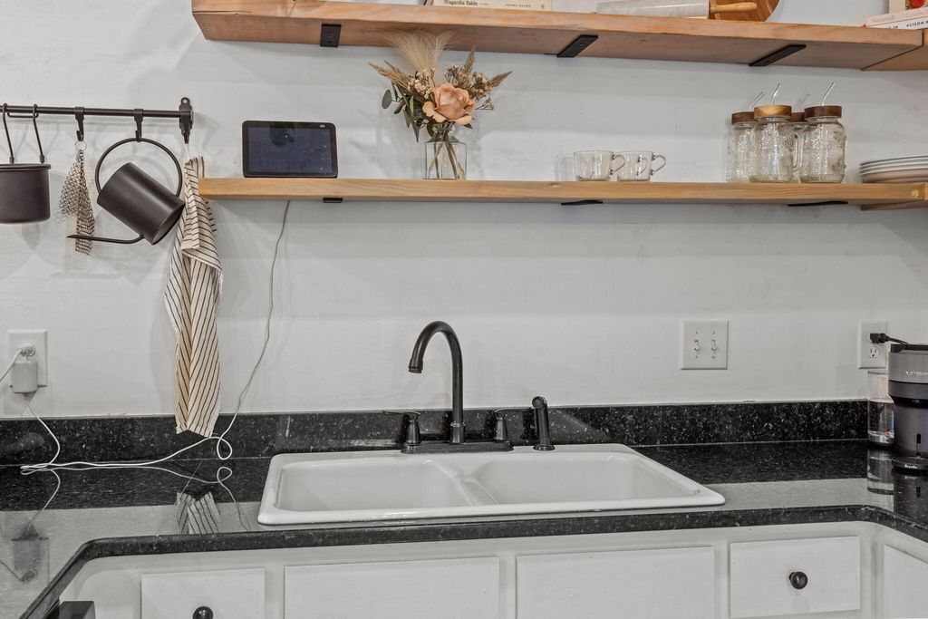 Image 11 of property listing at 1019 Douglas Wayne Road, Summerville, SC 29486