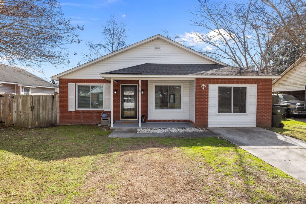 Image 2 of property listing at 1019 Douglas Wayne Road, Summerville, SC 29486