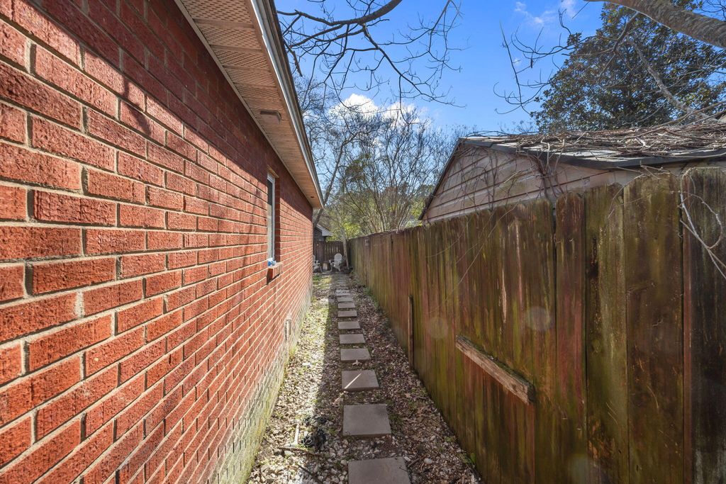 Image 33 of property listing at 1019 Douglas Wayne Road, Summerville, SC 29486