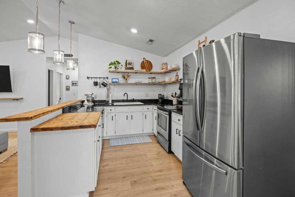 Image 8 of property listing at 1019 Douglas Wayne Road, Summerville, SC 29486