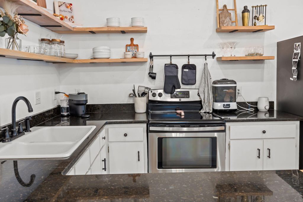 Image 9 of property listing at 1019 Douglas Wayne Road, Summerville, SC 29486