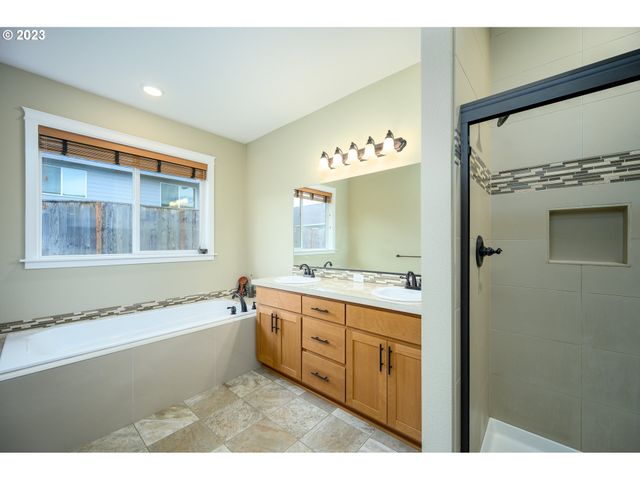 467 E JOHNSON St, Carlton, OR 97111