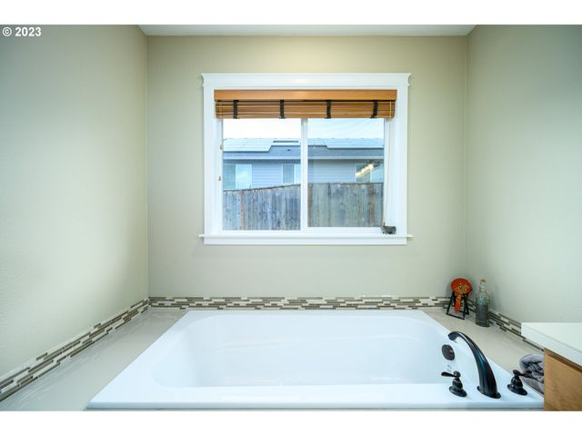 467 E JOHNSON St, Carlton, OR 97111