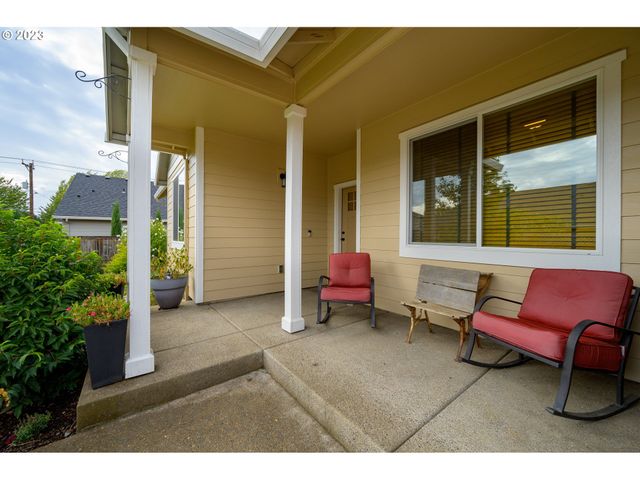 467 E JOHNSON St, Carlton, OR 97111