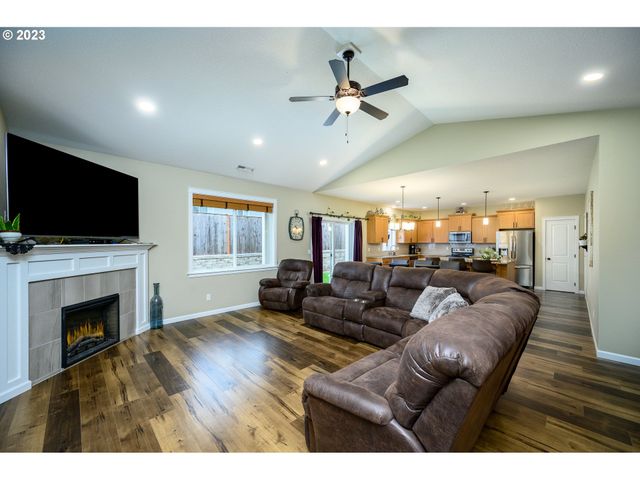 467 E JOHNSON St, Carlton, OR 97111