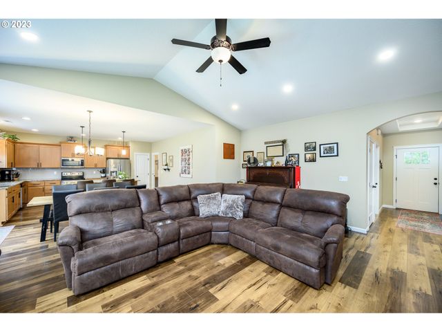 467 E JOHNSON St, Carlton, OR 97111