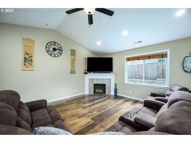 467 E JOHNSON St, Carlton, OR 97111