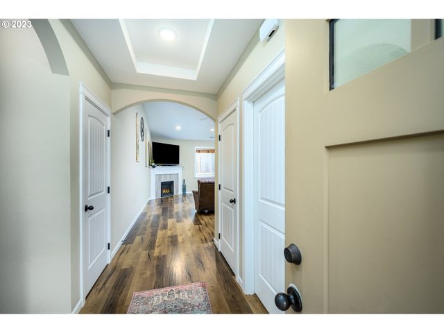 467 E JOHNSON St, Carlton, OR 97111