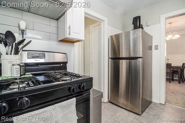 15390 Auburn Street, Detroit, MI 48223