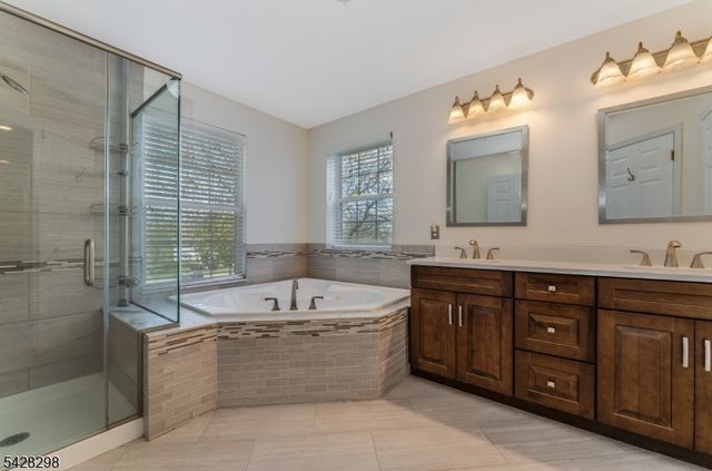 8 Miller Ln, Readington Twp., NJ 08889