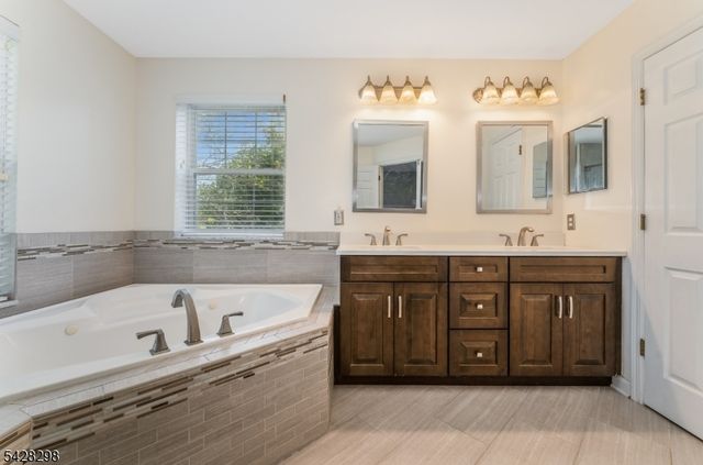 8 Miller Ln, Readington Twp., NJ 08889