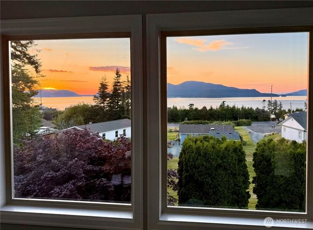 4211 Glasgow Way, Anacortes, WA 98221